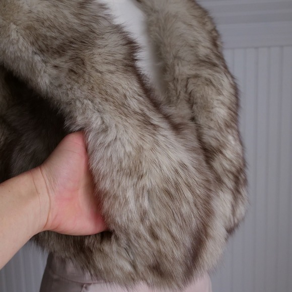 Vintage 1950s Vass & Sons fluffy fox fur cape - Picture 4 of 11